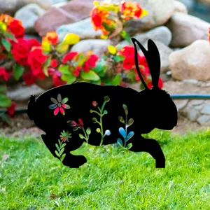 Vue détaillée du piquet de jardin lapin noir avec motif floral ajouré pour décoration extérieure.