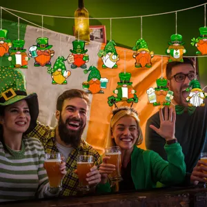 Ornamenti sospesi in legno di gnomo per San Patrizio, perfetta decorazione di festa.