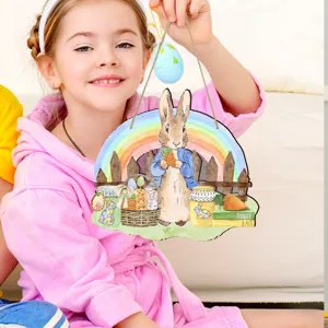Osterholz hängende Türdekoration mit süßem Hasen und buntem Regenbogen Design für Party.