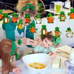 Decorazioni di ghirlanda appesa in legno gnomo di San Patrizio festa irlandese casa deco