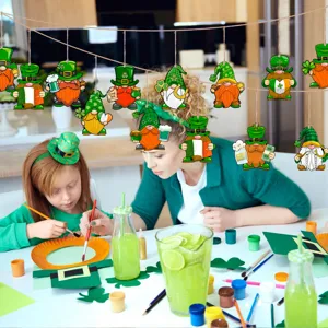 Ornamenti sospesi in legno di gnomo di San Patrizio, decorazioni per feste festival irlandese.