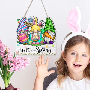 Oster-Holzschild zum Hängen mit süßen Zwergen und Hello Spring Schriftzug für Frühlingsdeko.