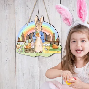 Ostern Holz Hängeschild Detail mit süßer Hasen Illustration und festlichen Design Elementen.