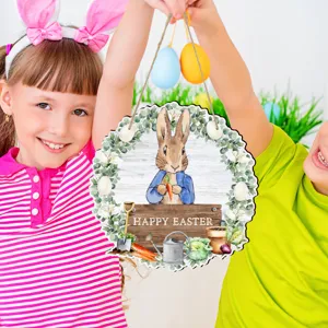 Osterhase Holzhängeschild Detail, süße Hasenillustration mit Frühlingsblumenkranz, Deko.