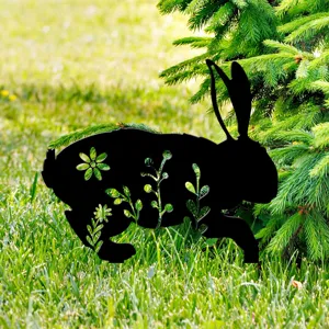 Detail de piquet de jardin exterieur en forme de lapin noir avec des motifs de fleurs.