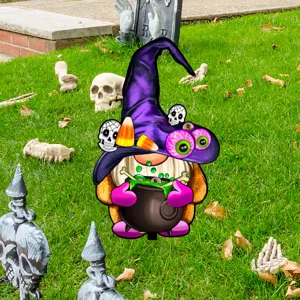 Detalle de estaca de jardin de enano de Halloween con sombrero de bruja y caldero deco.