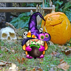 Decoración de jardín de gnomo de Halloween vista detallada, sombrero de bruja y caldero.