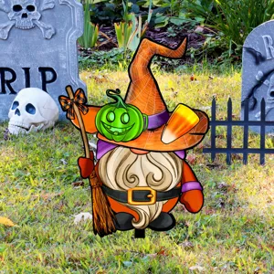 Estaca de jardín de gnomo de Halloween con sombrero de bruja calabaza y escoba decorativa.