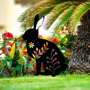 Vue détaillée du piquet de jardin lapin silhouette noire avec découpes florales ajourées.