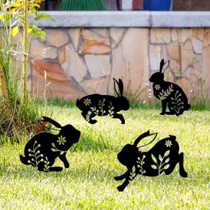 Vue de détail de piquets de pelouse en forme de lapin noir avec motifs floraux pour jardin.