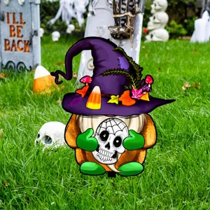 Detalle de estaca de jardín de enano de Halloween con sombrero de bruja y cráneo.