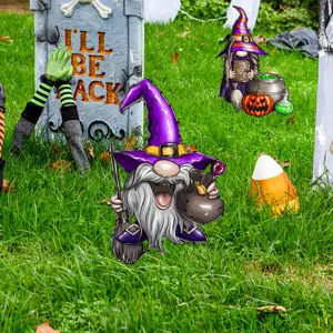 Detalle de decoración de cartel de jardín de Halloween con gnomos espeluznantes y lápida.
