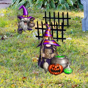 Detalle de estacas de jardín de Halloween con gnomos brujas y calabazas espeluznantes.