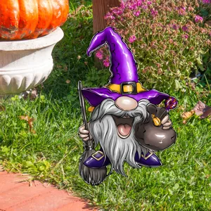 Vista detallada de un lindo estaca de jardín de gnomo de bruja de Halloween con escoba.
