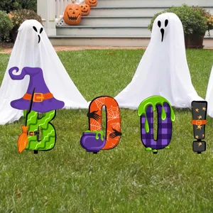 Detalle de letrero de jardin de Halloween con letras BOO, sombrero de bruja y baba.