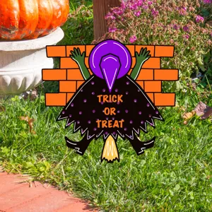 Detalle del piquete de jardín bruja de Halloween con diseño de choque divertido y letrero.