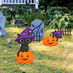 Vista detallada del cartel de jardín de Halloween con lindo gato bruja y estacas de calabaza.