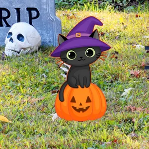 Primer plano detalle gato negro de Halloween sombrero de bruja calabaza estaca de jardín.