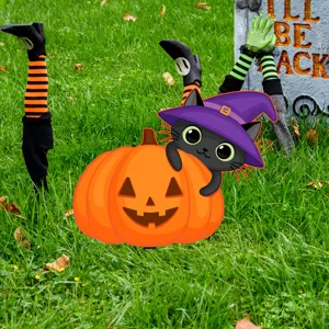Vista detallada de estacas de jardín de Halloween con gato negro, calabaza y piernas de bruja.
