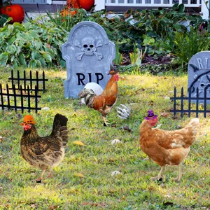 Estacas de jardín de Halloween con divertidos pollos con sombreros de bruja y lápidas.