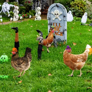 Detalle de estacas de jardín de pollo de Halloween, lápida espeluznante y decoración de bruja.