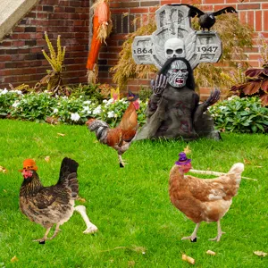 Detalle de estacas de jardín de pollo espeluznante de Halloween, decoraciones de césped de brujas.
