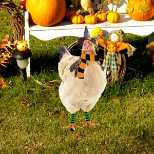 Primer plano de la estaca de jardin de pollo de Halloween con sombrero de bruja, decoracion.