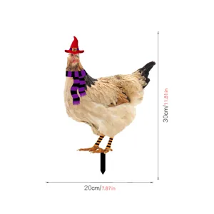 Estaca de jardín de pollo para Halloween con sombrero de bruja y bufanda a rayas.
