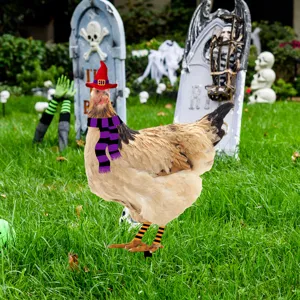 Estaca de jardín de pollo de Halloween con sombrero de bruja y bufanda para fiesta.