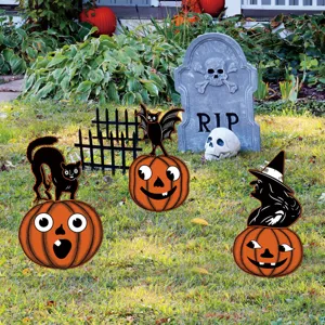 Detalle de letreros de jardín de Halloween con calabaza bonita, bruja, gato y lápida decorativa.