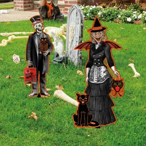 Vista detallada de las decoraciones de jardín de Halloween con esqueletos y brujas.