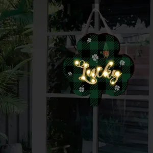 Plaque suspendue en bois en forme de trèfle de la Saint-Patrick avec lumières LED.