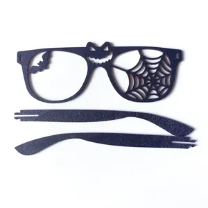Halloween Holz Brille Detailansicht, lasergeschnittener Rahmen mit Fledermaus und Spinnennetz.