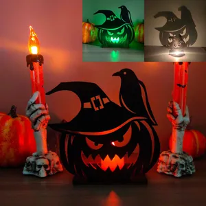 Vista dettagliata del portacandela di proiezione in legno di Halloween con spettrale design di zucca.