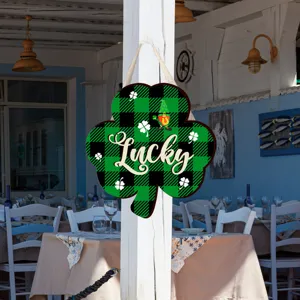Pancarte suspendue de la Saint-Patrick avec motif carreaux écossais et texte chanceux.