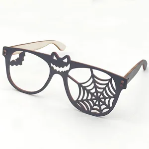 Halloween Holz Party Brille mit geschnitztem Fledermaus Spinnennetz und Teufelsgesicht.