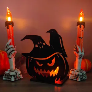 Decorazione di candeliere di Halloween in legno con zucca e mano di scheletro luminosa.