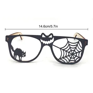 Detailaufnahme von Halloween-Holzpartybrillen mit Katzen- und Spinnennetz-Ausschnitten.