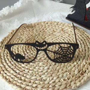 Halloween hölzerne dekorative Brille Detailansicht mit Spinnennetz und Katzenmotiv.