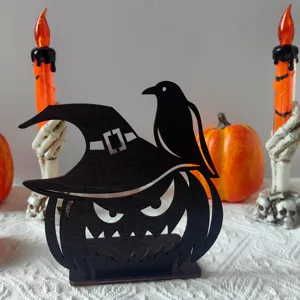 Decorazione da tavola in legno di Halloween con zucca, cappello da strega e corvo.