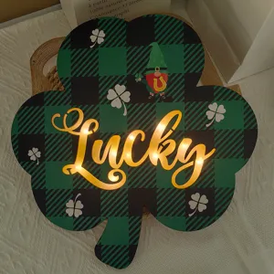 Pancarte suspendue en bois pour la Saint-Patrick avec forme de trefle et lumieres LED.