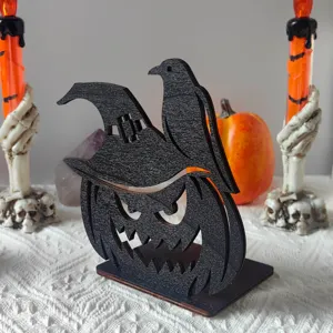 Halloween legno zucca corvo decorazione tavola dettaglio, ornamento festivo primo piano.