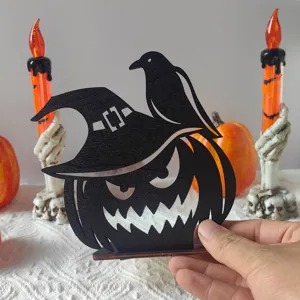 Decorazione da tavolo vuota in legno di Halloween con zucca, cappello da strega e corvo.