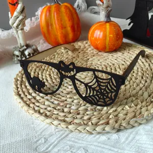 Halloween Holz Brillengestell mit Katze und Spinnennetz Motiv fuer Party Dekoration.