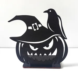 Dettaglio decorazione di Halloween in legno nero con corvo, cappello da strega e zucca.