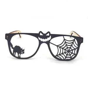 Halloween Holz Party Brillenrahmen Detailansicht, mit süßer Katze und Spinnennetz Design.