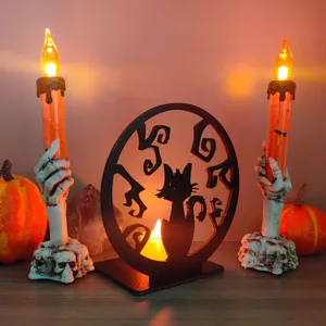 Centrotavola portacandela LED in legno di Halloween con gatto nero e mani di scheletro.