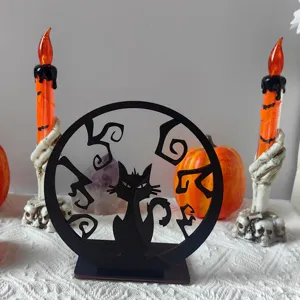 Halloween gatto nero di legno decorazione tavola scena dettaglio con portacandele spaventosi.