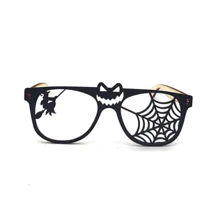 Halloween Holzbrille Detailansicht, ausgehöhltes Hexen und Spinnennetz Design für Party Requisiten.