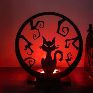 Dettaglio decorazione tavola luminosa gatto in legno di Halloween, ornamento sagoma.